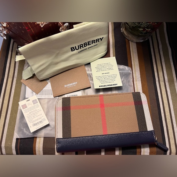 Burberry MX Grainy House Check Wallet with Navy Trim Full Inclusion - Picture 1 of 8